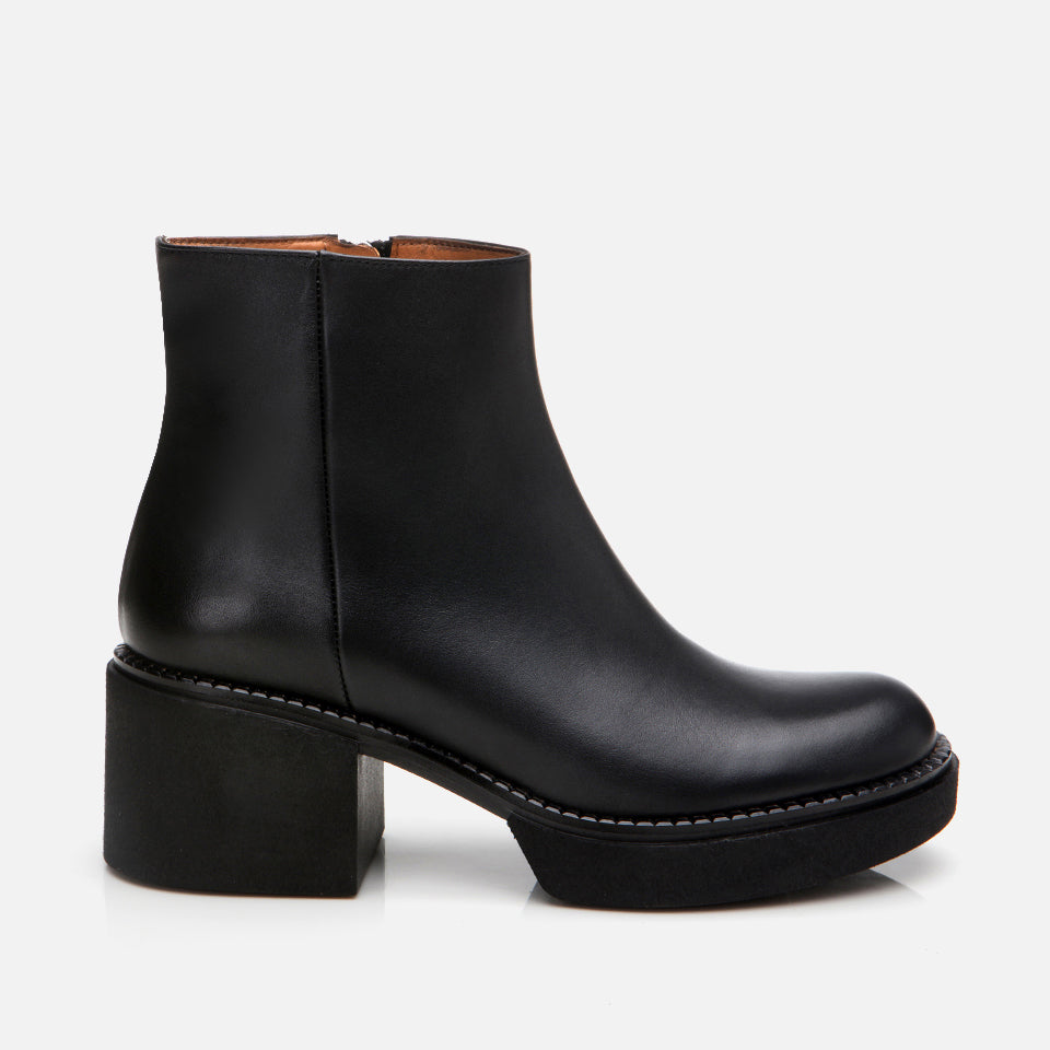 Women’s Black Flat Boots - Black