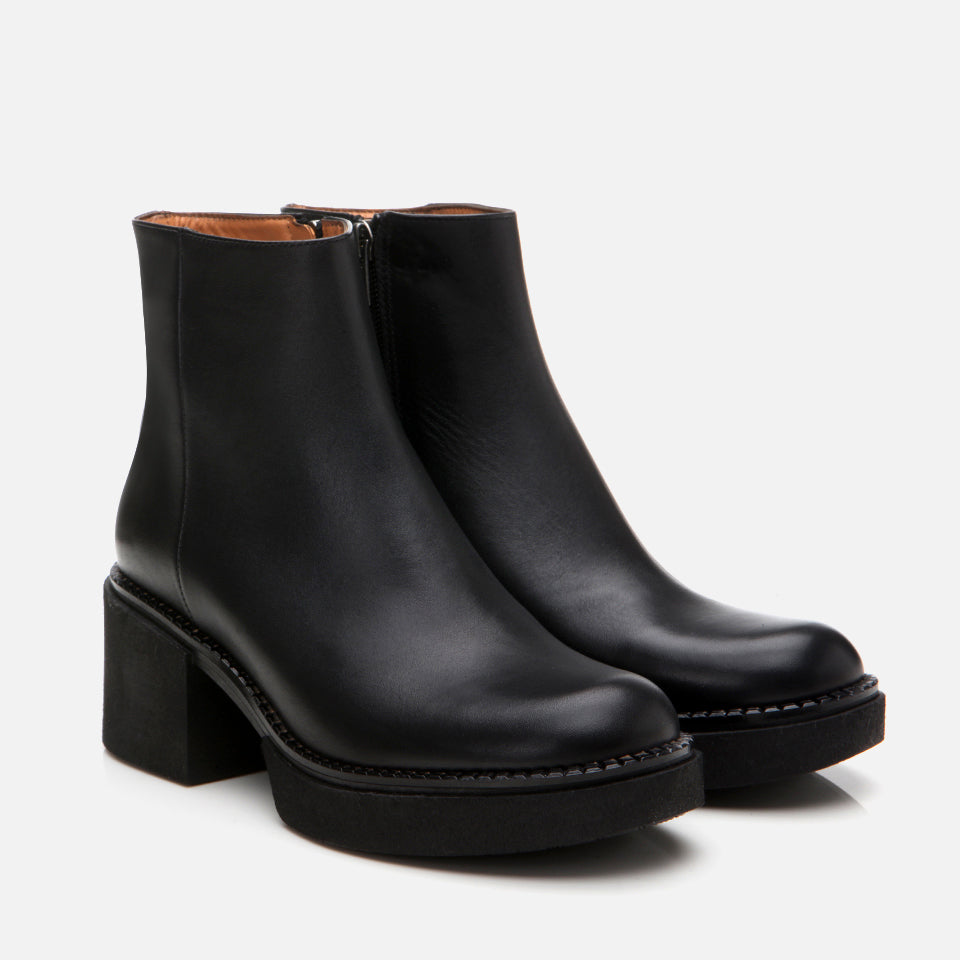 Women’s Black Flat Boots - Black
